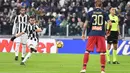 Pemain Juventus, Miralem Pjanic melakukan tendangan saat menjamu Genoa dalam lanjutan pertandingan Serie A di Stadion Allianz, Turin, Senin (22/1). Juventus menang tipis 1-0 berkat gol semata wayang Costa. (Alessandro Di Marco/ANSA via AP)