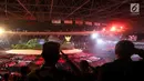 Penonton memberi hormat saat pengibaran bendera Merah Putih dalam pembukaan Asian Games 2018 di Stadion Utama Gelora Bung Karno (SUGBK), Jakarta, Sabtu (18/8). Acara pengibaran bendera berlangsung khidmat. (Liputan.com/Fery Pradolo)