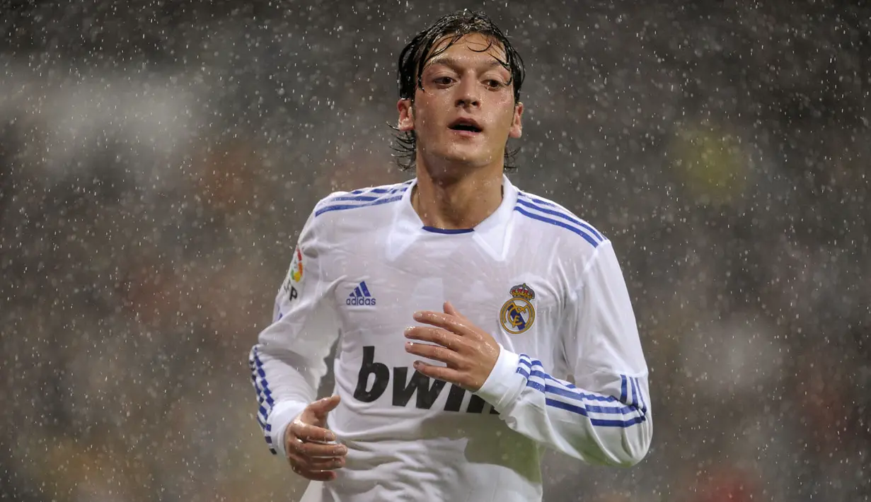 Mesut Ozil merupakan pemain incaran Barcelona pada 2010 silam saat bermain di Werder Bremen. Bahkan, Blaugrana telah mencapai kesepakatan dengan harga 7 juta pounds. Namun, petinggi Bremen memutuskan untuk tidak melepasnya dan akhirnya berlabuh ke Real Madrid. (AFP/Dominique Faget)