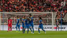 Pemain Persib Bandung Artur Gevorkyan berselebrasi dengan rekan-rekannya usai mencetak ke gawang Persija dalam laga pekan kedelapan Shopee Liga 1 2019 di Stadion Utama Gelora Bung Karno, Senayan, Jakarta, Rabu (10/7/2019). Persija dan Persib bermain imbang 1-1. (Liputan6.com/Faizal Fanani)