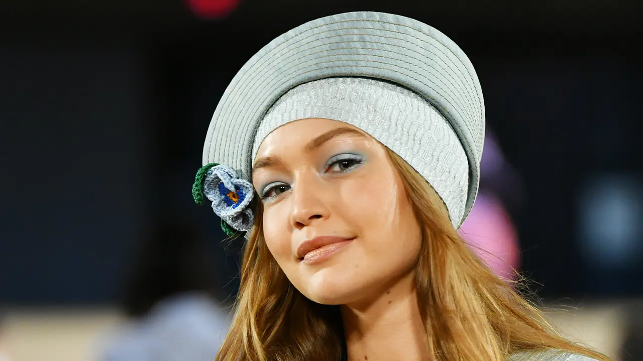 Gigi Hadid Curi Perhatian Tanpa Alas Kaki di NYFW