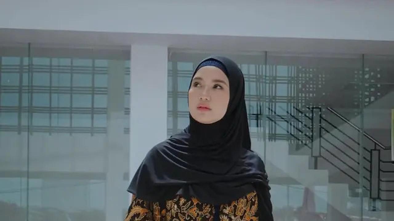 7 Model Baju Batik Hijab Kekinian Chaca Frederica, Inspirasi Gaya Modis Wanita 35 Tahun
