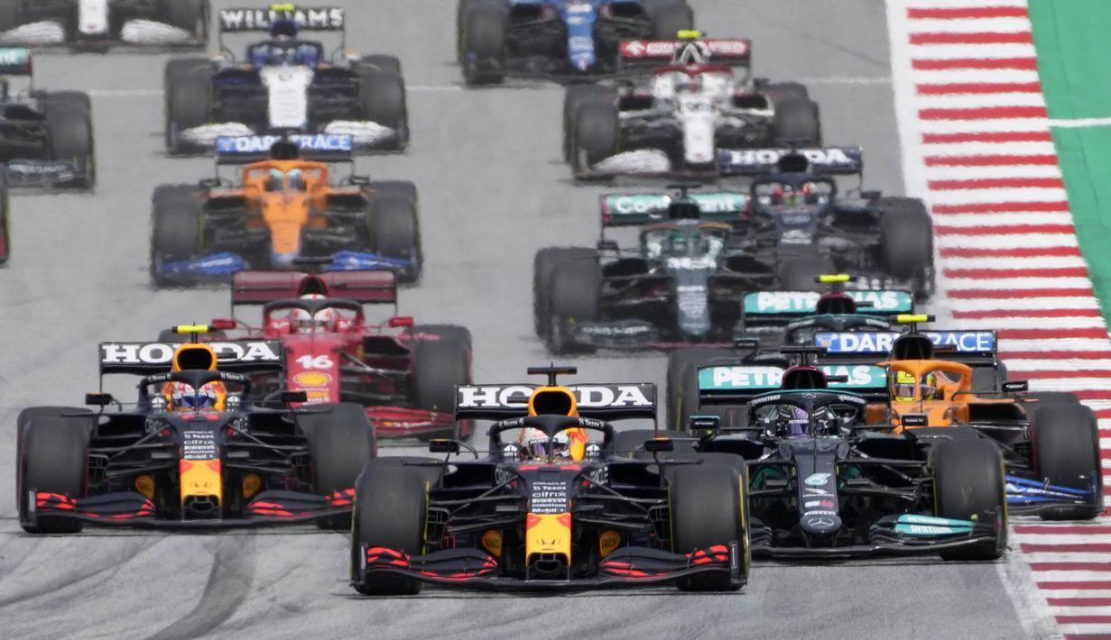 Start dari posisi terdepan, Verstappen langsung tancap gas memimpin balapan. Hamilton yang mendapat pole kedua mencoba menempel Verstappen di awal balapan. (Foto: AP/Pool/Darko Vojinovic)