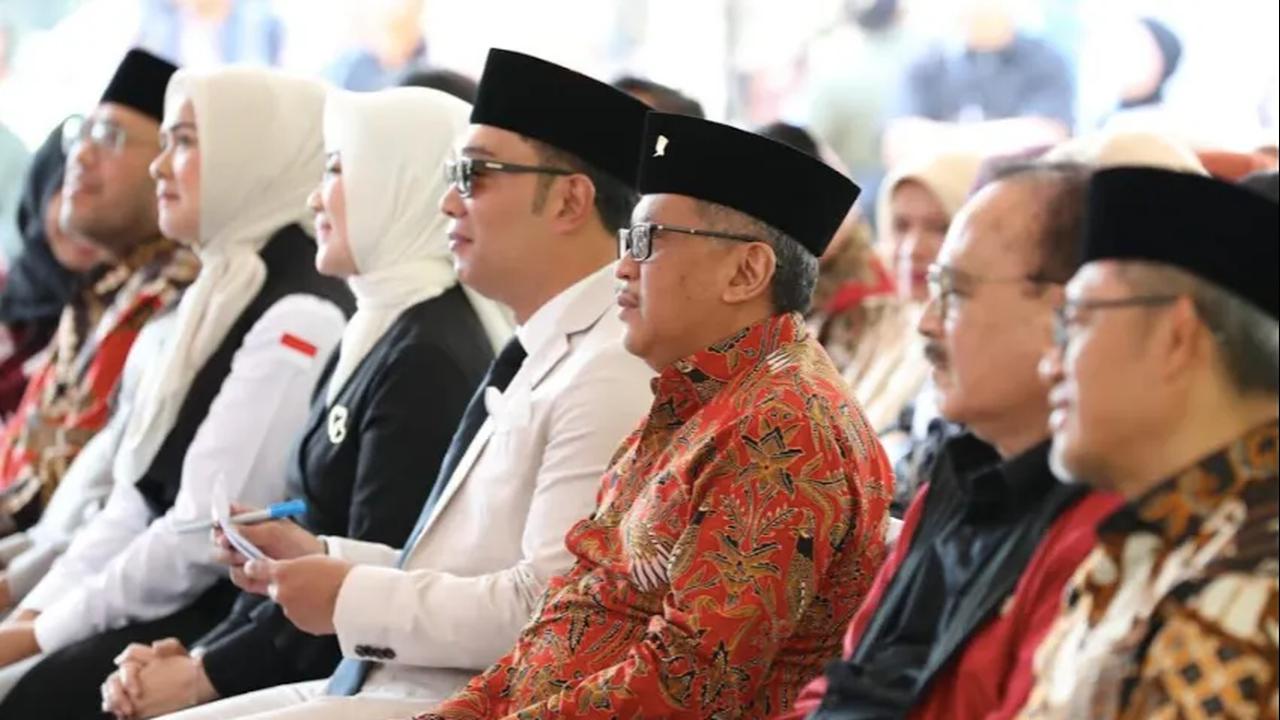“RK penting untuk Ganjar. Karena dia memiliki basis pendukung yang berbeda. Soal ada Airlangga, Golkar punya preseden di mana ada elitnya yang maju berbeda dengan keputusan partai. Bisa saja itu terjadi,” kata Saidiman<br>