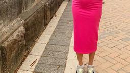 Sebagai model top Indonesia, Kimmy harus bisa menjaga penampilannya. Saat sedang hamil pun Kimmy masih terlihat modis dalam balutan dress berwarna merah muda. (Liputan6.com/kimmyjayanti)