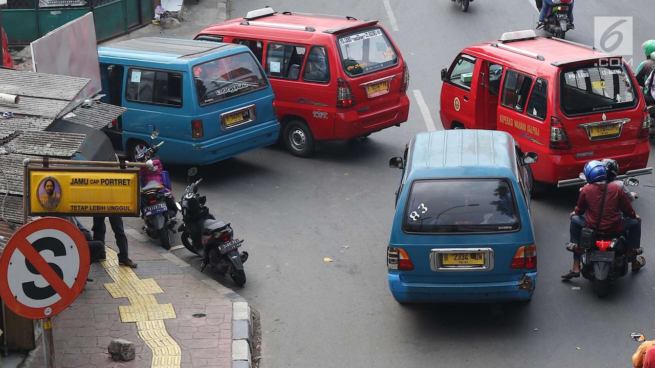 Angkot Ngetem Sembarangan Memperparah Kemacetan di Lenteng Agung