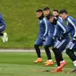 Angel Di Maria (kiri) dan Javier Mascherano melompat sesuai instruksi pelatih pada sesi latihan di City Football Academy, Manchester, (20/3/2018). Argentina akan melawan Italia pada laga persahabatan di Etihad Stadiu. (AFP/Anthony Devlin)