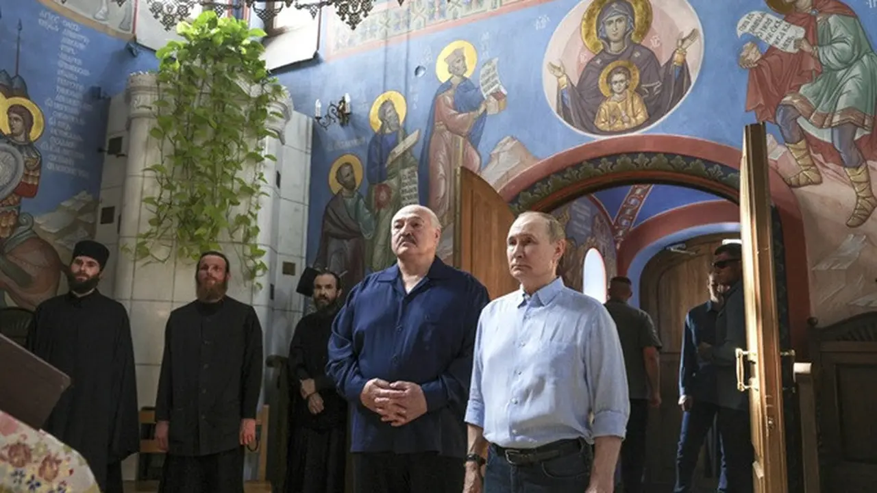 Presiden Vladimir Putin dan Presiden Belarus Alexander Lukashenko di Biara Valaam, Pulau Valaam, Danau Ladoga, Republik Karelia, Rusia, Jumat (1/8/2025).
