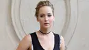 Aktris Jennifer Lawrence berpose sebelum tampil mengenakan koleksi Spring/Summer 2017 Christian Dior pada Paris Fashion Week di Paris, Prancis (30/9). Jennifer Lawrence tampil seksi dengan busana transparan berwarna hitam. (AFP Photo/Patrick Kovarik)