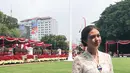 Saat upacara bendera di Istana Merdeka Yuli mengenakan kebaya putih dengan kombinasi rok batik. (Liputan6.com/IG/@yukikt)