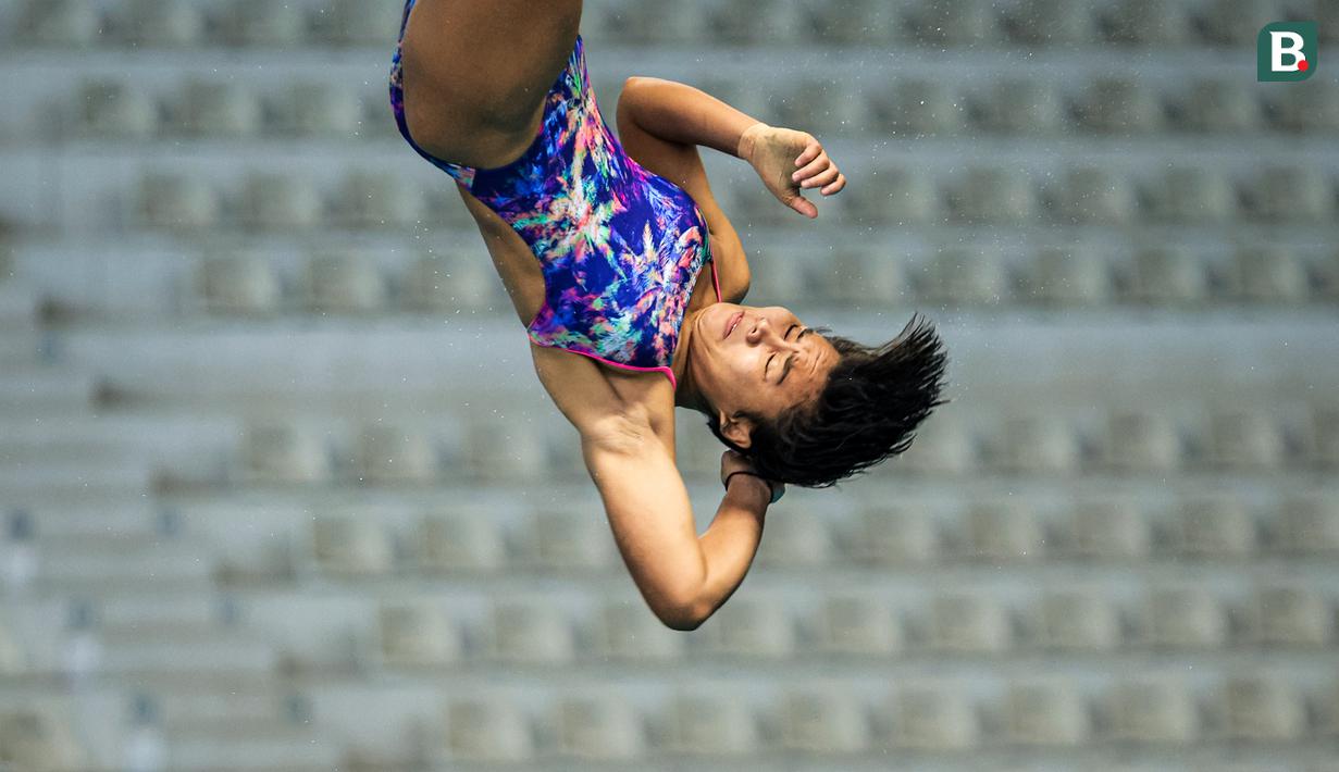 Atlet loncat indah putri Indonesia, Gladies Lariesa Garina beraksi dalam nomor papan 30 meter Indonesia Open Aquatic Championships 2025 (IOAC 2025) di Stadion Akuatik, GBK, Kamis (26/11/2025). (Bola.com/Bagaskara Lazuardi)