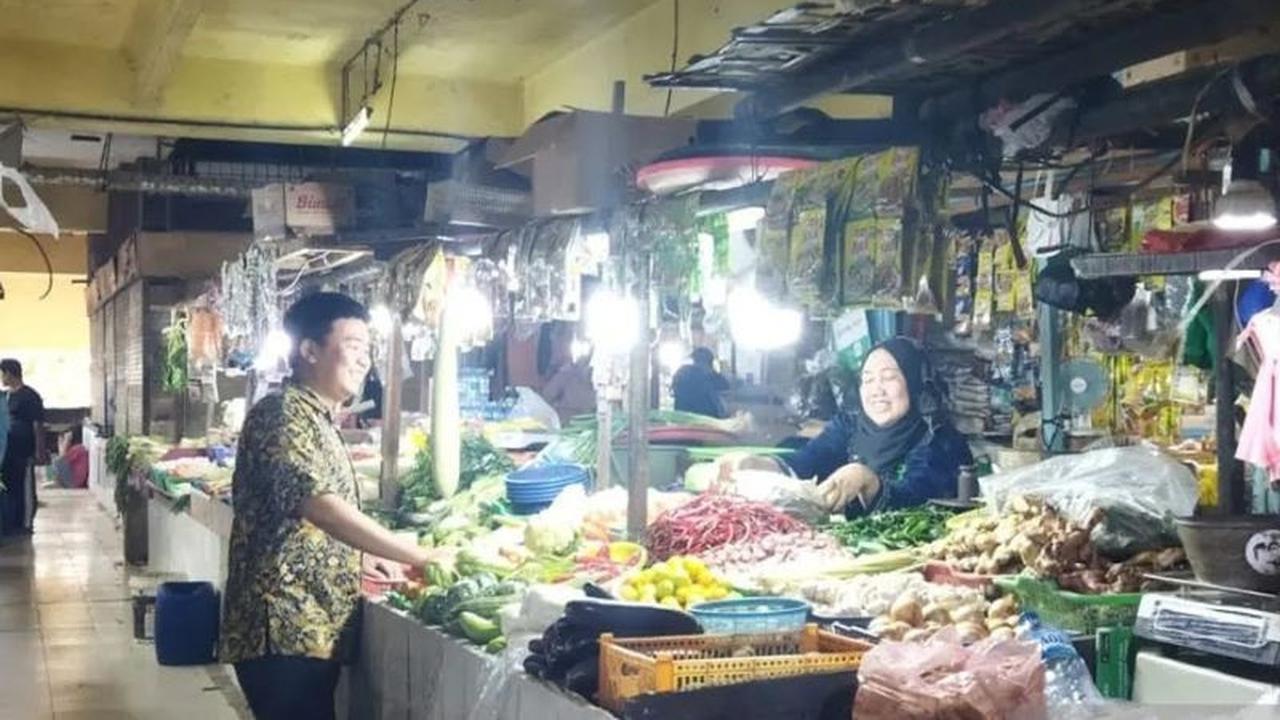 Harga Daging Ayam Melonjak Jelang Natal di Pasar Tomang, Konsumen Berhemat