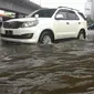 Mobil mewah menerjang banjir (Liputan6.com/ Ahmad Romadoni)