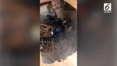 Sebuah pesta diadakan di dalam Asrama Mahasiswa di Texa. Mereka melompat kegirangan hingga lantai ambruk.