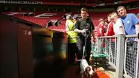 Laga Manchester United vs AFC Bournemouth di Old Trafford harus ditunda karena pihak keamanan menemukan paket mencurigakan. (Reuters / Jason Cairnduf)