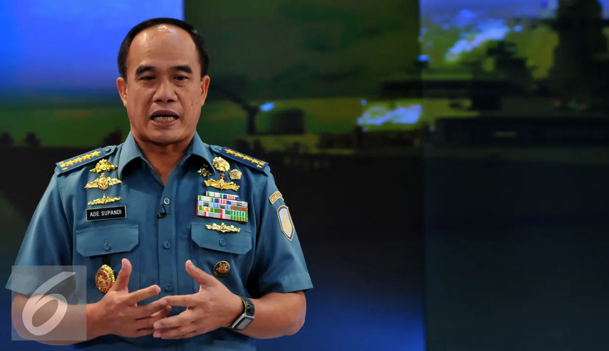 KSAL Laksamana TNI Ade Supandi memberikan penjelasan saat melakukan kunjungan ke  SCTV Tower, Jakarta, Selasa (7/7/2015).  Kunjungan KASAL untuk koordinasi Program Save Our Littoral Life serta Sail Tomini 2015. (Liputan6.com/Andrian M Tunay)