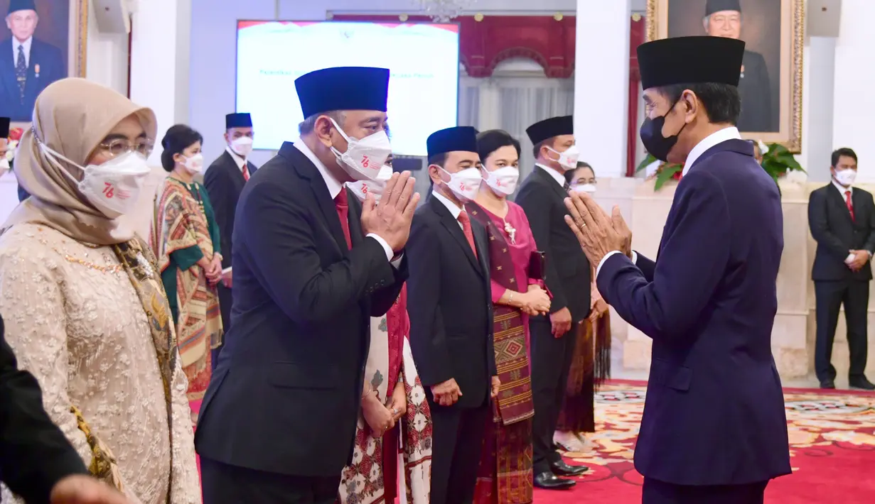 Presiden Joko Widodo memberi ucapan selamat usai melantik 17 Duta Besar Luar Biasa Berkuasa Penuh (LBBP) di Istana Negara Jakarta, Senin (25/10/2021). Salah satunya adalah Fadjroel Rachan yang menjadi Dubes LBBP RI untuk Republik Kazakhstan merangkap Republik Tajikistan. (Foto: Setpres/Muchlis Jr)