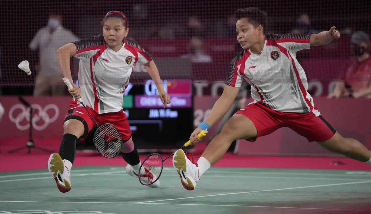 Pasangan Greysia Polii dan Apriyani Rahayu mampu memimpin di awal gim pertama. Permainan yang mereka tunjukkan kepada wakil china berhasil pertahankan keunggulan 11-8 hingga interval gim pertama. (Foto: AP/Dita Alangkara)