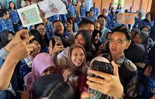 VIDEO: Solo Penuh Haru Merelakan Gibran Mundur, Warga & PNS Hadiahkan Lukisan Besar 'Merah
