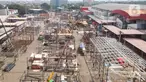 Pekerja sedang membangun rangka baja di JIExpo, Kemayoran, Jakarta, Rabu (7/6/2023). (Liputan6.com/Herman Zakharia)