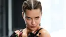 Supermodel Adriana Lima berpartisipasi dalam "Train Like An Angel" di Dogpound, New York, Selasa (3/10). Latihan itu membantu Lima tetap bugar ketika tampil pada Victoria's Secret Fashion Show di China pada November mendatang. (Evan Agostini/Invision/AP)