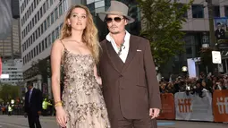 Pasangan seleb, Johnny Depp dan Amber Heard saat menghadiri premier film 'The Danish Girl' di Toronto International Film Festival 2015 di Kanada pada 12 September. Amber Heard mengajukan gugatan cerai dua hari setelah sang ibu mertua meninggal dunia (AFP)