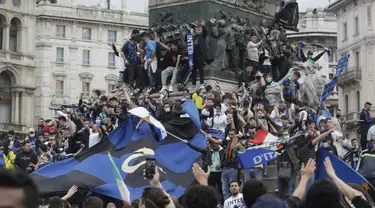 Suporter Inter Milan merayakan dan berteriak di alun-alun Piazza Duomo di depan katedral gotik setelah Inter Milan memenangkan gelar Serie A pertamanya dalam lebih dari satu dekade setelah tim urutan kedua Atalanta bermain imbang 1-1 di Sassuolo, di Milan, Italia (2/5/2021). (AP Photo/Luca Bruno)