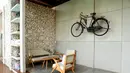 Tampak juga seperangkat kursi untuk bersantai, uniknya adanya sebuah sepeda yang digunakan sebagai hiasan di dinding. (Andy Masela/Bintang.com)
