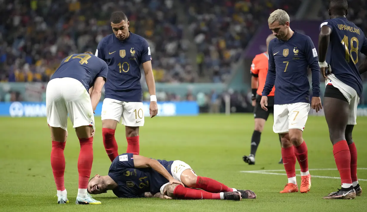 Bek timnas Prancis, Lucas Hernandez terlihat cedera saat penyisihan  Grup D Piala Dunia 2022 kontra Australia di Al Janoub Stadium, Rabu (23/11/2022) dini hari WIB. Bek Bayern Munchen itu memulai permainan dengan menempati posisi di sisi kiri bersama empat pemain belakang lainnya. (AP Photo/Christophe Ena)