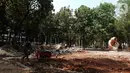 Pekerja menyelesaikan revitalisasi Taman Puring, Jakarta, Selasa (8/10/2019). Pemprov DKI mulai melakukan revitalisasi dua taman yang sudah rusak pada tahun ini salah satunya adalah Taman Puring. (Liputan6.com/Faizal Fanani)