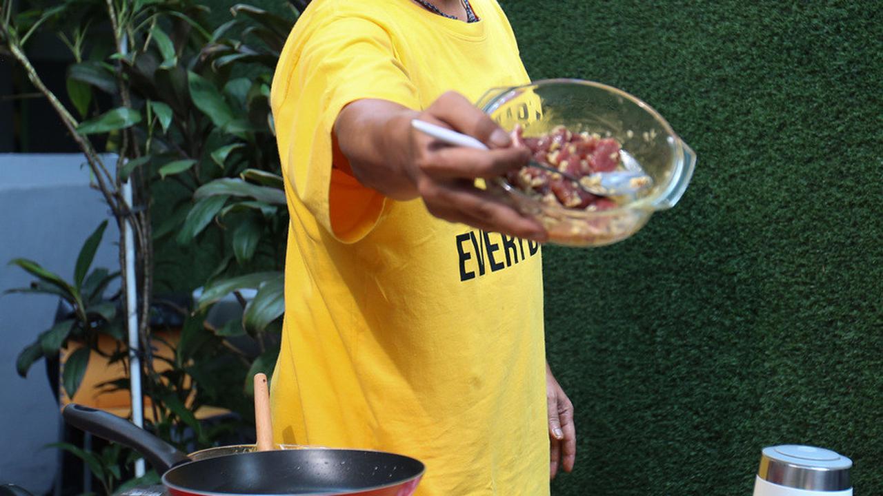 Sebagai seorang rapper yang lahir pada 25 Oktober 1970, Iwa K mengungkapkan bahwa hobinya memasak sudah dimulai sejak masa bujangnya ketika tinggal di kos-kosan.<br>