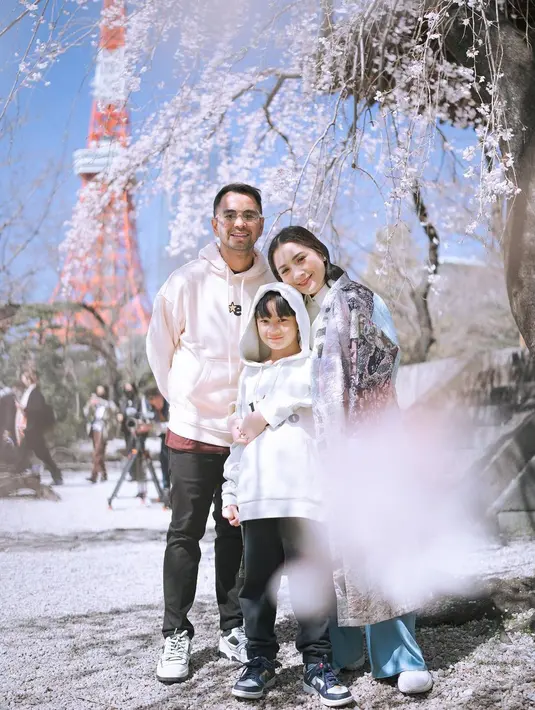 Raffi Ahmad tampil kasual dan simpel dengan hoodie berwarna putih gading dengan logo kecil di bagian dada. Ia padukan dengan celana panjang hitam, sneakers favorit, dan sunglasses. Foto: Instagram.