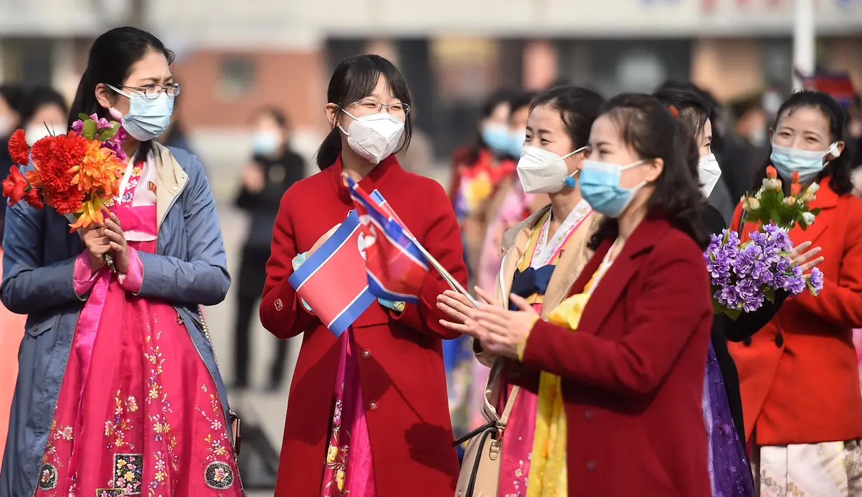 Orang-orang merayakan Hari Perempuan Internasional di alun-alun Teater Agung Pyongyang di Pyongyang, Korea Utara pada Rabu 8 Maret 2023. Setiap tanggal 8 Maret, seluruh negara memperingati Hari Perempuan Internasional. Hari tersebut diperingati sebagai bentuk penghargaan terhadap perempuan dan sebagai perjuangan dalam menyuarakan kesetaraan gender di seluruh dunia. (KIM Won Jin/AFP)