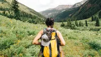 ilustrasi backpacker perempuan/Photo by Holly Mandarich on Unsplash