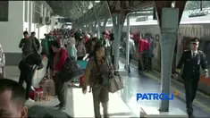 Stasiun Pasar Senen masih ramai pemudik meski lebaran sudah sepekan berlalu.