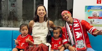 Nonton bola bersama keluarga, Jennifer Bachdim memilih mengenakan busana etnik namun tetap dengan nuansa merah putih. Sementara Irfan dan buah hati mereka kompak kenakan jersey timnas merah. [@jenniferbachdim].
