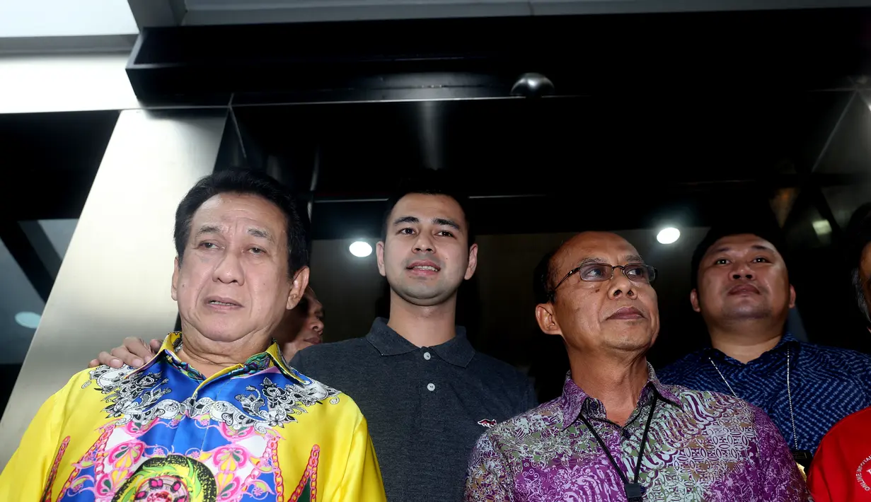 Forum Wartawan (Forwan) yang melaporkan Raffi Ahmad ke polisi mau menandatangani nota kesepakatan damai dengannya. Perdamaian ini disaksikan oleh Ketua Parsi atau Persatuan Artis Sinetron Indonesia, Anwar Fuadi. (Andy Masela/Bintang.com)