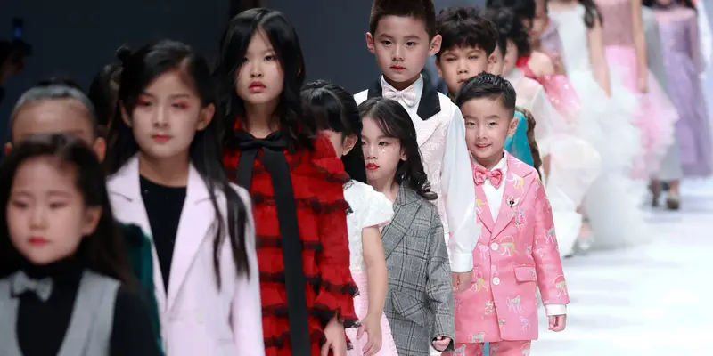 Lenggak-lenggok model cilik di China Fashion Week