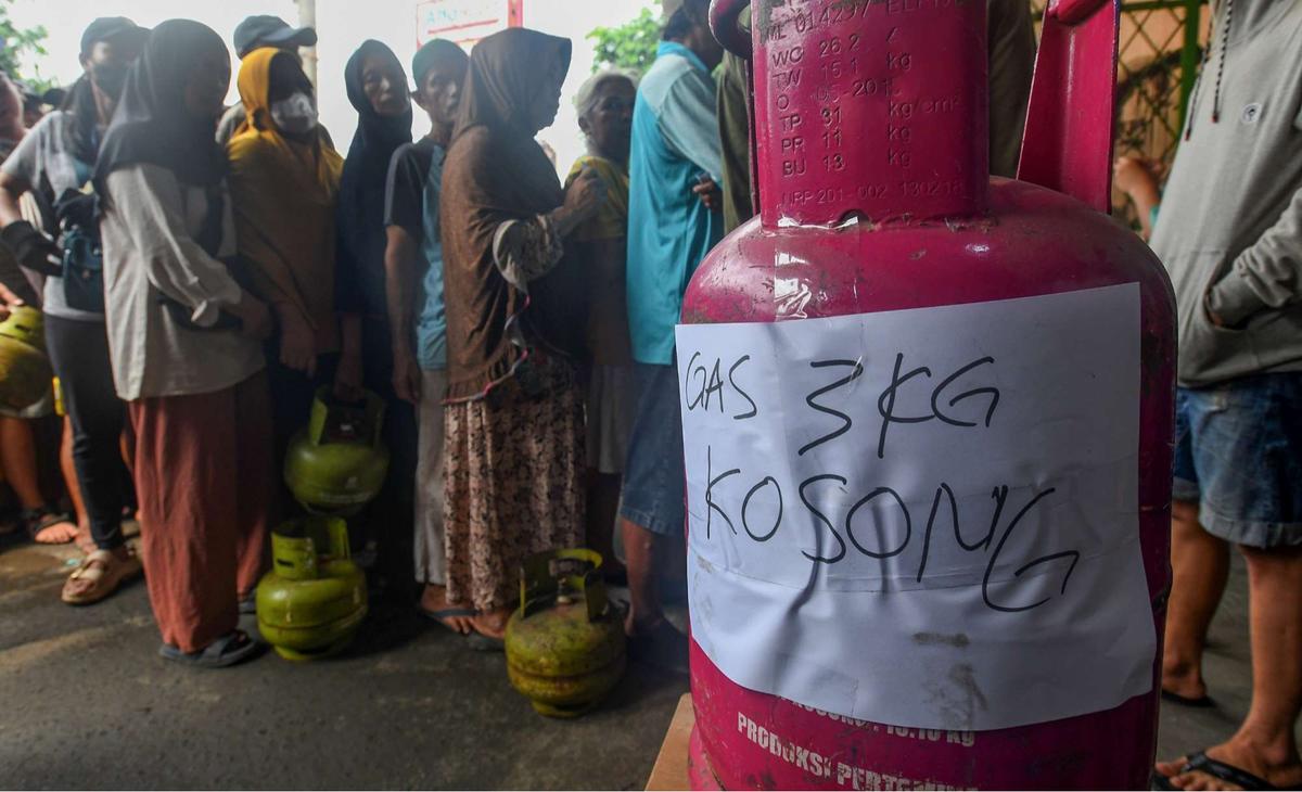 Antrean pembeli gas 3 kg