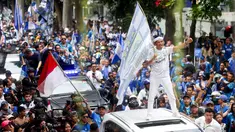 Gubernur Jawa Barat, Dedi Mulyadi, ikut merayakan Persib Bandung juara BRI Liga 1 dari Balai Kota menuju Gedung Sate, Bandung, Jawa Barat, Minggu, (25/5/2025). Pemain dan ribuan bobotoh tumpah ruah merayakan keberhasilan Maung Bandung juara Liga 1. (Bola.com/M Iqbal Ichsan)