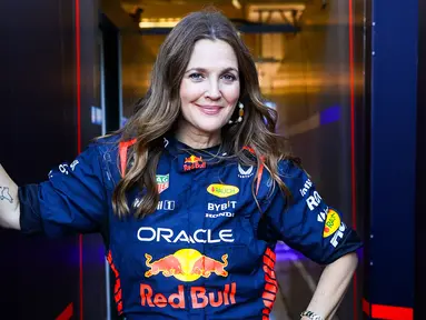 Aktris Amerika Serikat, Drew Barrymore saat berkunjung ke paddock tim Red Bull Racing menjelang Formula 1 GP Amerika Serikat 2023 di Circuit of The Americas, Austin, Texas, Kamis (19/10/2023) waktu setempat. (AFP/Mark Thompson)