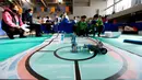 Para kontestan berpartisipasi dalam kompetisi robotik untuk sekolah menengah pertama (SMP) dan sekolah dasar (SD) di Distrik Jimo, Qingdao, Provinsi Shandong, China, 29 November 2020. Kompetisi robotik itu mempertandingkan 20 kategori dan diikuti 300 lebih kontestan siswa. (Xinhua/Liang Xiaopeng)