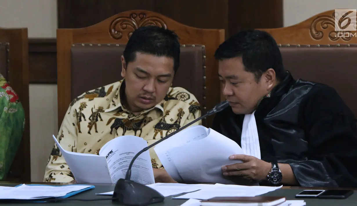 Wali Kota nonaktif Kendari Adriatma Dwi Putra (kiri) berbincang dengan penasehat hukumnya saat menjalani sidang lanjutan di Pengadilan Tipikor, Jakarta, Rabu (8/8). Sidang mendengar keterangan saksi. (Liputan6.com/Helmi Fithriansyah)
