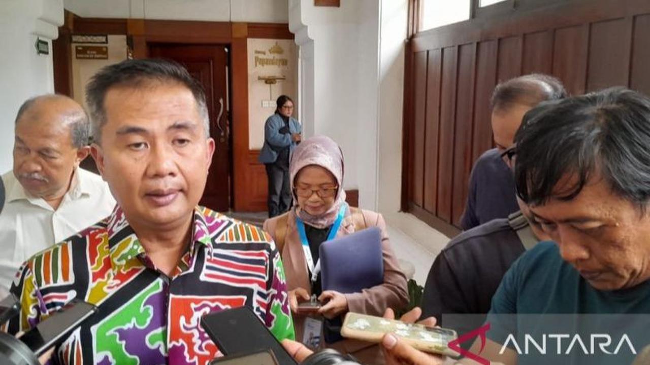 "Itu kewenangan pusat, untuk daerah, kota/kabupaten, menyesuaikan saja. Tentunya kami berharap kota/ kabupaten sudah ada perhitungan terkait kebijakan tersebut,"