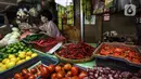 Wahyuning menata kebutuhan pokok dagangannya di Pasar Pondok Labu, Jakarta, Rabu, (8/6/2022). Wahyuning menjelaskan harga cabai merah tembus Rp 80.000 per kilogram dari yang sebelumnya Rp 40.000, diikuti cabai rawit dan bawang merah. (Liputan6.com/Johan Tallo)
