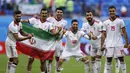 Pemain Iran merayakan kemenangan atas Maroko usai laga grup B Piala Dunia 2018  di St. Petersburg Stadium, Rusia, (15/6/2018). Iran menang 1-0. (AP/Themba Hadebe)