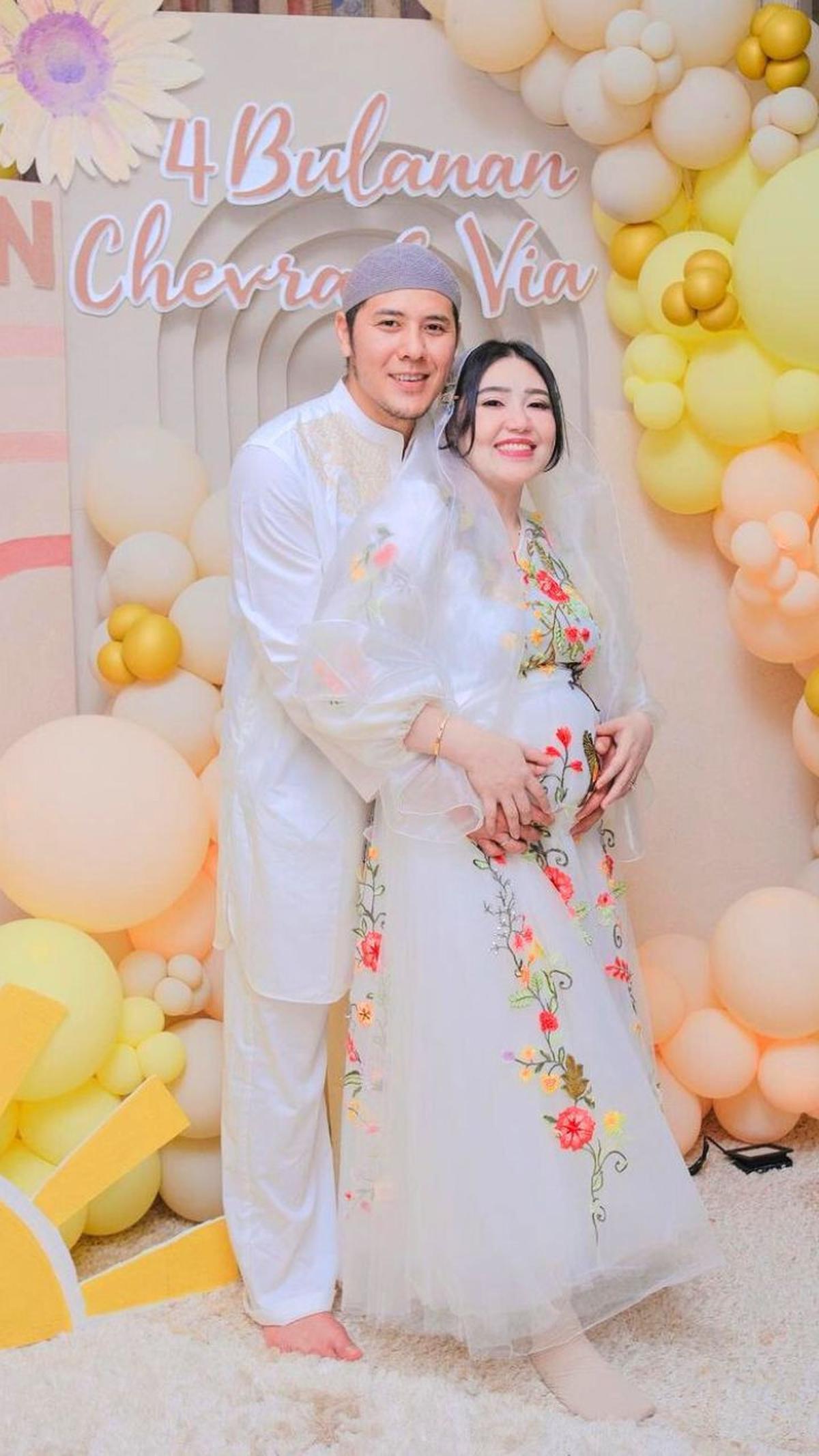 Makin Mempesona Dengan Gaun Berwarna Putih