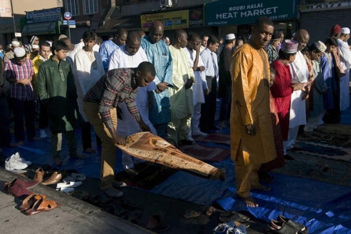 Kekhusyukan umat muslim di New York jalani ibadah salat Idul Adha