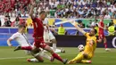 Kiper Timnas Slovenia, Jan Oblak berhasil memblok tendangan dari jarak dekat striker Timnas Denmark, Rasmus Hojlund (tengah) pada laga Grup C Euro 2024 di MHPArena, Stuttgart, Jerman, Minggu (16/6/2024). (AP Photo/Antonio Calanni)
