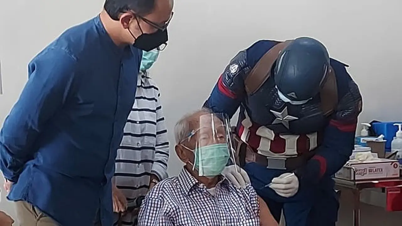 Vaksinator di RS Vania Kota Bogor memakai kostum superhero Captain Amerika saat menyuntikan vaksin Covid-19 kedua bagi para lansia, Selasa (20/4/2021).